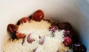 Sprinkle the remaining cherries with half a glass of sugar. Boil the mixture over low heat, stirring constantly, for 5 minutes.