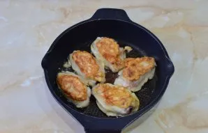 Do not create a fire too large so that the wings have time to bake inside. From all sides they will paint in a delicious golden color.