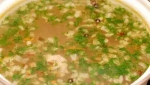 After that, put the fried onions, vermicelli and greens in a saucepan. Remove the soup from the heat.