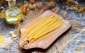 At the very end, put the pasta in a saucepan, adjust the salt again. Boil the soup for 2-3 minutes and pour into bowls.