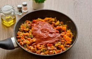 Mix tomato paste with water, approximately 70 ml. Fry vegetables with sausage and cucumbers for 4-5 minutes, then pour tomato paste and a...