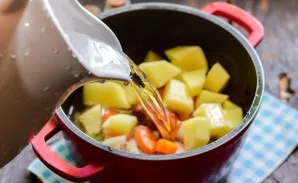 Pour hot water into a saucepan, bring to a boil and cook for 25 minutes.
