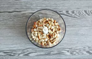 While the dough rises, fry the nuts. If necessary, peel it off. In a blender bowl, crush into coarse crumbs.