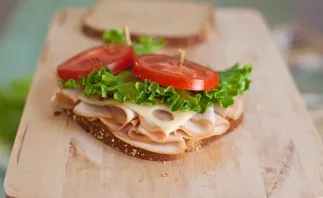 Put on two thin slices of tomato.