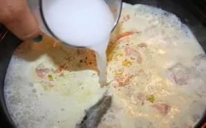 Mix starch with water. Put in the soup, stir until thickened.