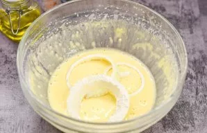 After sprinkling with flour, dip each ring in the dough and transfer to hot oil.