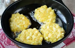 Heat the oil in a pan, spread the pancakes with a spoon. Cook over medium heat for 2-3 minutes.