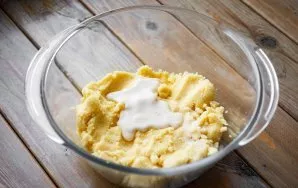 Then pour the squeezed potato mixture into a clean bowl, add the starch that remained at the bottom after draining the potato liquid, sal...
