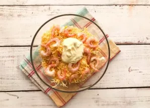 Add mayonnaise, salt and mix well. The tartlet filling is ready.