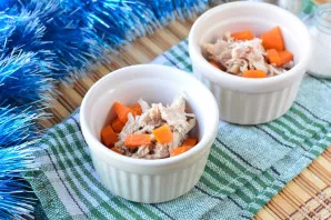 Put chicken nuggets and boiled carrots in suitable molds or utensils.