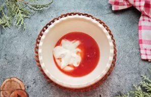 Put tomato sauce, sour cream and water in a bowl. Salt, pepper and mix everything thoroughly.