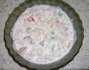 Transfer the resulting mass to a container in which our cake will harden.