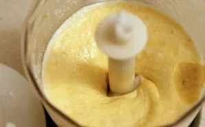 While the biscuit is baking, prepare the cream. Grind cottage cheese, orange zest and icing sugar with a blender until smooth.