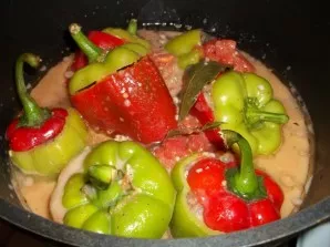 Pour tomato and sour cream sauce into the pan and put it over high heat.