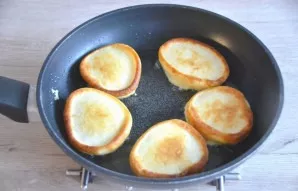 Heat the pan with vegetable oil, lay out the dough and bake pancakes over medium heat on both sides.