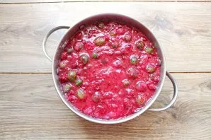 Leave the berries with sugar to stand for an hour to stand out to release the juice.