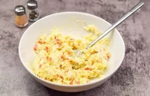 Mix everything, the filling is ready.