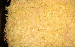 Pour the sauce over the rolls, and sprinkle with grated cheese on top. Place in an oven preheated to 200 degrees for 25-30 minutes.