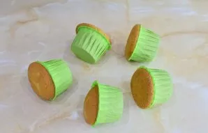 Bake cupcakes at a temperature of 180 degrees for about 20-30 minutes. Follow your oven. After cooking, the cupcakes will slightly increa...