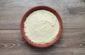 Lubricate the baking dish with vegetable oil, pour over the curd mass and smooth it out.