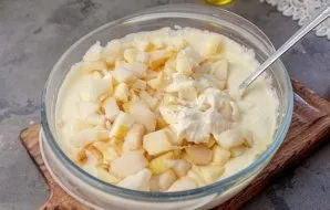 Cut the peeled apple into small cubes, add to the curd mass.
