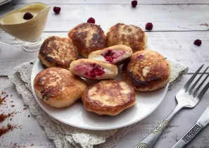 Curd cakes with raspberries are ready. Delicious!