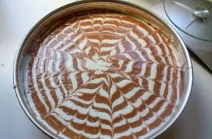 After completing the shape, draw a pattern with a toothpick: draw long lines at the edges of the shape and make small teeth towards the c...