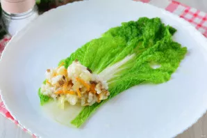 On the leaves of Peking cabbage (you can slightly cut off the white hard part with a knife), put on the filling.