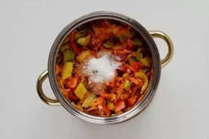 Add salt, sugar, black pepper and vegetable oil. Stir and simmer for 10 minutes. At the end, pour in the vinegar and simmer under the lid...