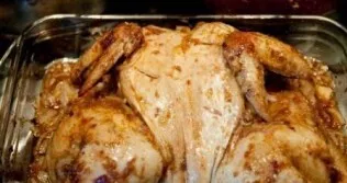 Then we remove the foil, take out the onion and the juice released, so the sauce can be made from them. And place the chicken in the oven...