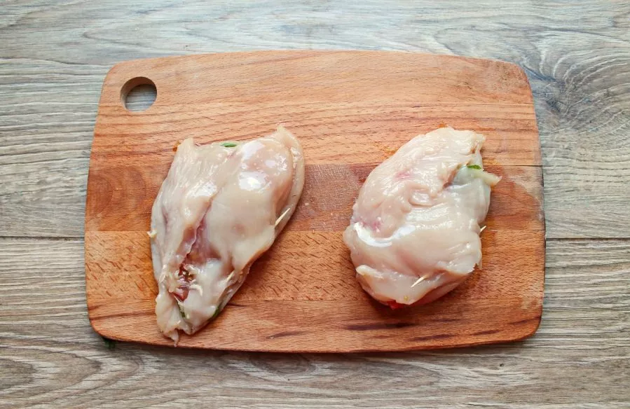 Close the tomato slices with the second side and secure the edge with a toothpick.