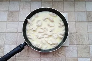 Pour the chicken fillet with the prepared sauce. Cover the pan with a lid and simmer for 5-6 minutes.