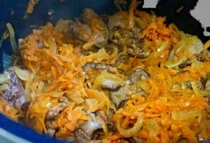 Then add the chicken liver and spices to the vegetables. I advise you to add cardamom, allspice, paprika or curry. Stir.