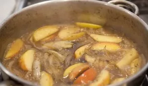 Remove the pan from the oven and transfer the meat to a plate. Return the pan to the heat and return the apples, stew all the contents un...