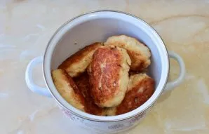 Put the cooked cutlets in a saucepan to stand for a few minutes.