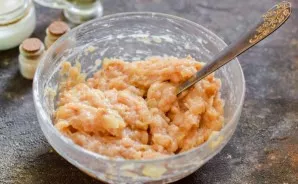 Stir the minced meat thoroughly until smooth.