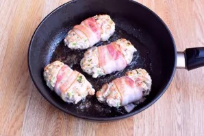 Fry the cutlets in a preheated pan, lightly anointed with oil. Lay out the cutlets on the side where the open end of the side is located....