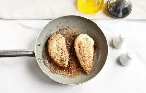 Pour the remaining spoonful of oil, add the chicken fillet when heated, fry until soft, gently turn over halfway through cooking. Cool th...