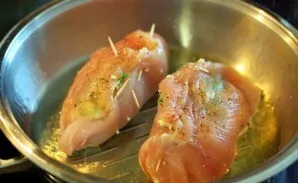 Over high heat, put the pan with a thick bottom. Pour oil into it and put our chicken rolls to fry.