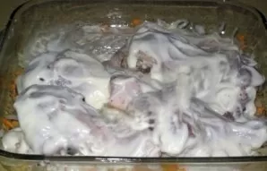 Next, grease the baking dish with vegetable oil and put the ingredients in layers in it: the first layer is potatoes. Lightly sprinkle wi...