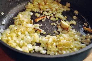 Heat a little vegetable oil in a pan. Add chopped onion and fry until golden brown. You can also chop the garlic or put it in a pan just ...