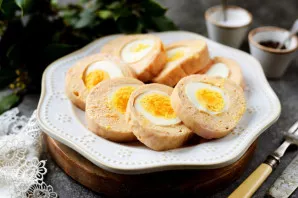 Cut the well-cooled roll into slices up to 1 centimeter thick and serve.