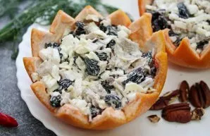 Put the salad in cups of peel.