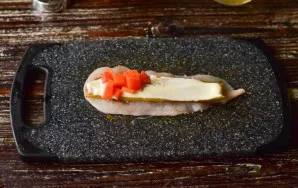 Lubricate it with mayonnaise. On one side lay a little chopped carrots. Instead of this vegetable, you can use bell pepper.