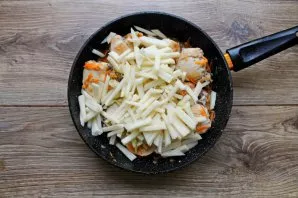 Cut off the top layer of calarops and cut into strips, put in a pan. Close the pan with a lid and simmer for another 10 minutes.