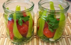 We put pepper cut into strips on the sides of the jar, and put a few more sprigs of parsley on the tomatoes.
