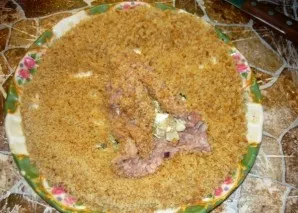 We connect the edges and immediately form them, wrap them in breadcrumbs.