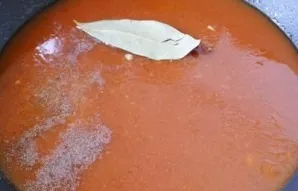 We are currently preparing the sauce. Fry the second part of the chopped onion until golden brown. Then pour 1/2 cup of water into the pa...