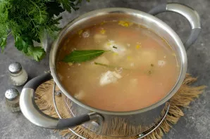 Cut the fillet of sea bass into small pieces, add and with it the meat that was separated from the bones. Put bay leaf, salt and pepper t...