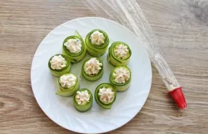 Fill a pastry bag with the filling mass and fill the inside of the jagurki rolls.